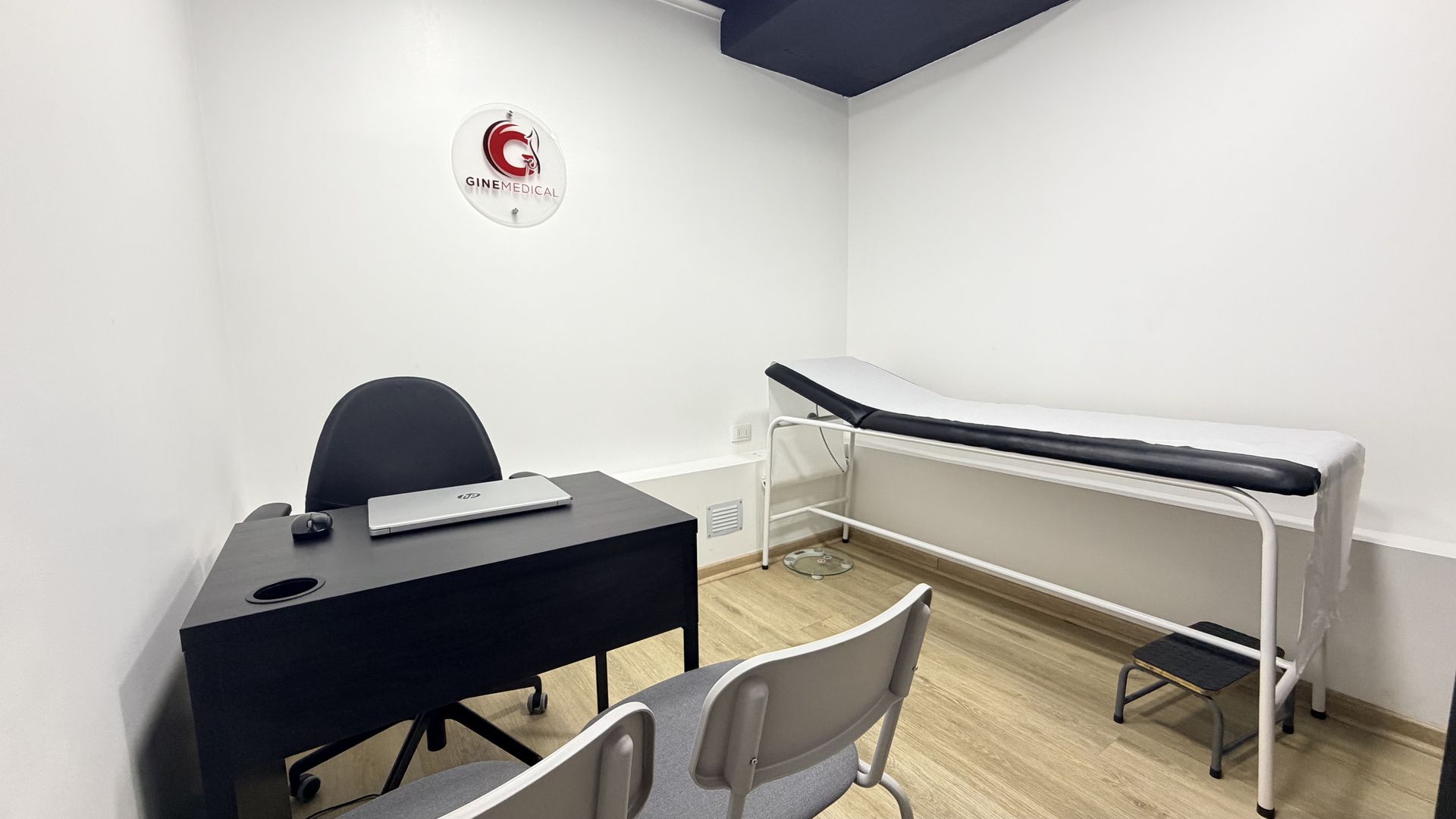 Box de consulta médica en GineMedical