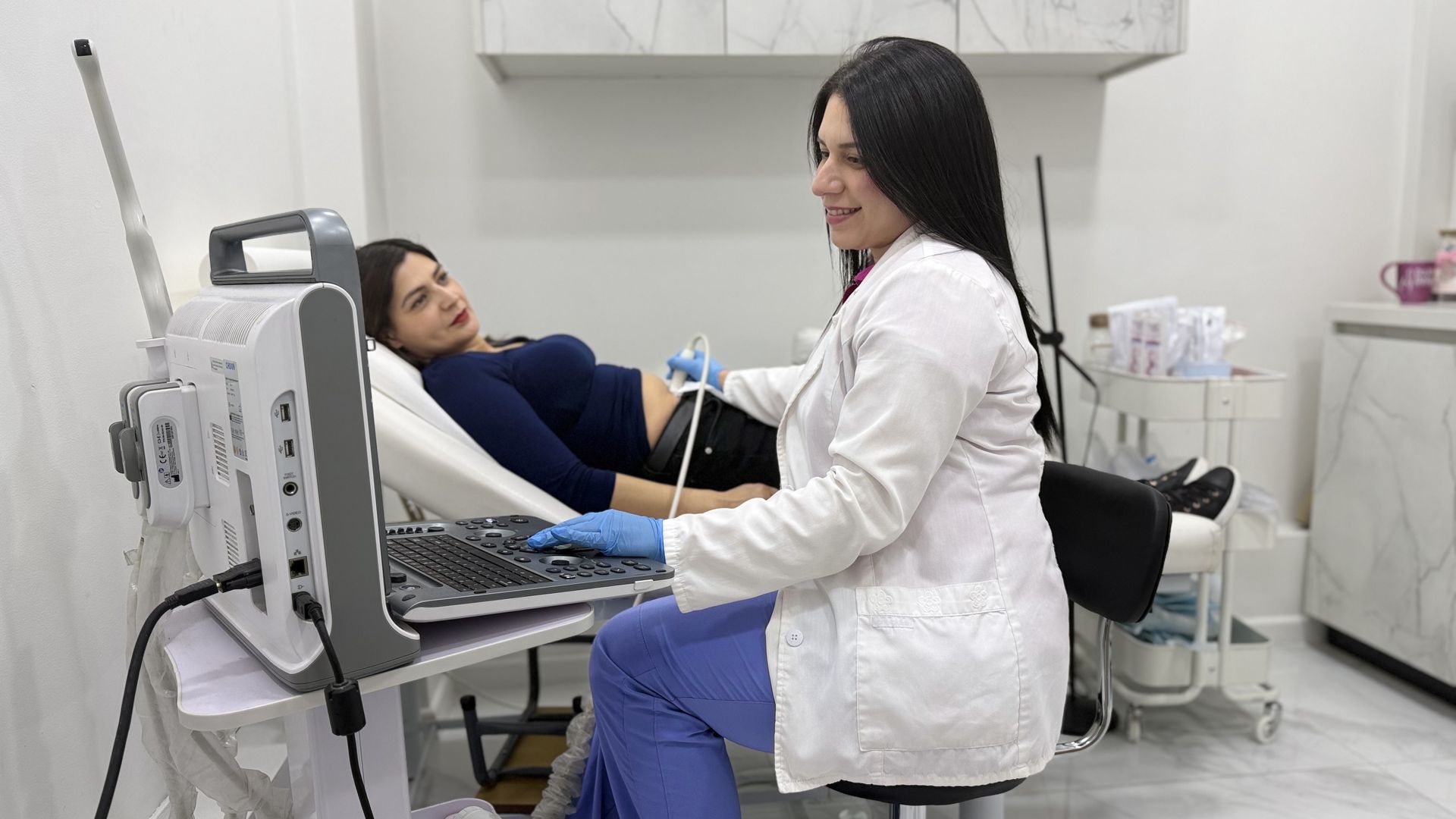 Box de ecografía con paciente en GineMedical